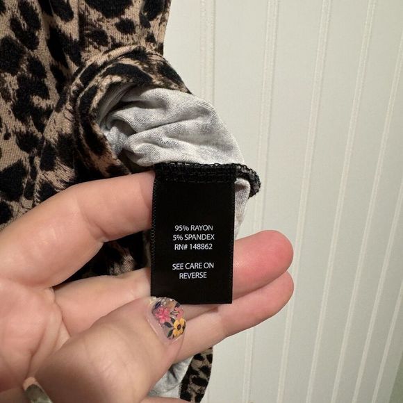 Torrid Super Soft Knits Leopard V Neck Top Plus Size 2X - Picture 4 of 5